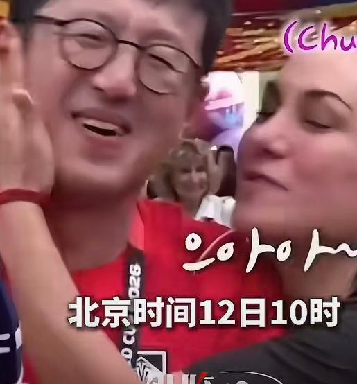最近一段世界杯现场的直播视频火遍全网，一名正在认真播报的韩国男记者，突然被身旁的