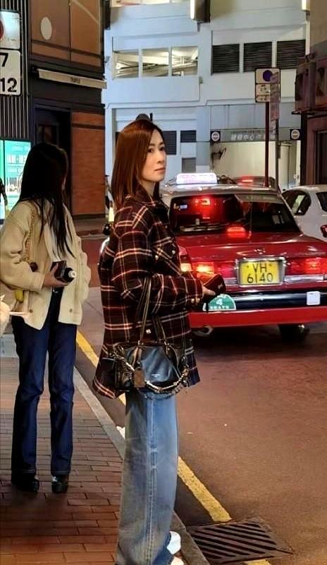 50岁脸没垮，反而更勾人
 
佘诗曼最近一张街拍刷屏。镜头怼到脸上，皮肤干净得不