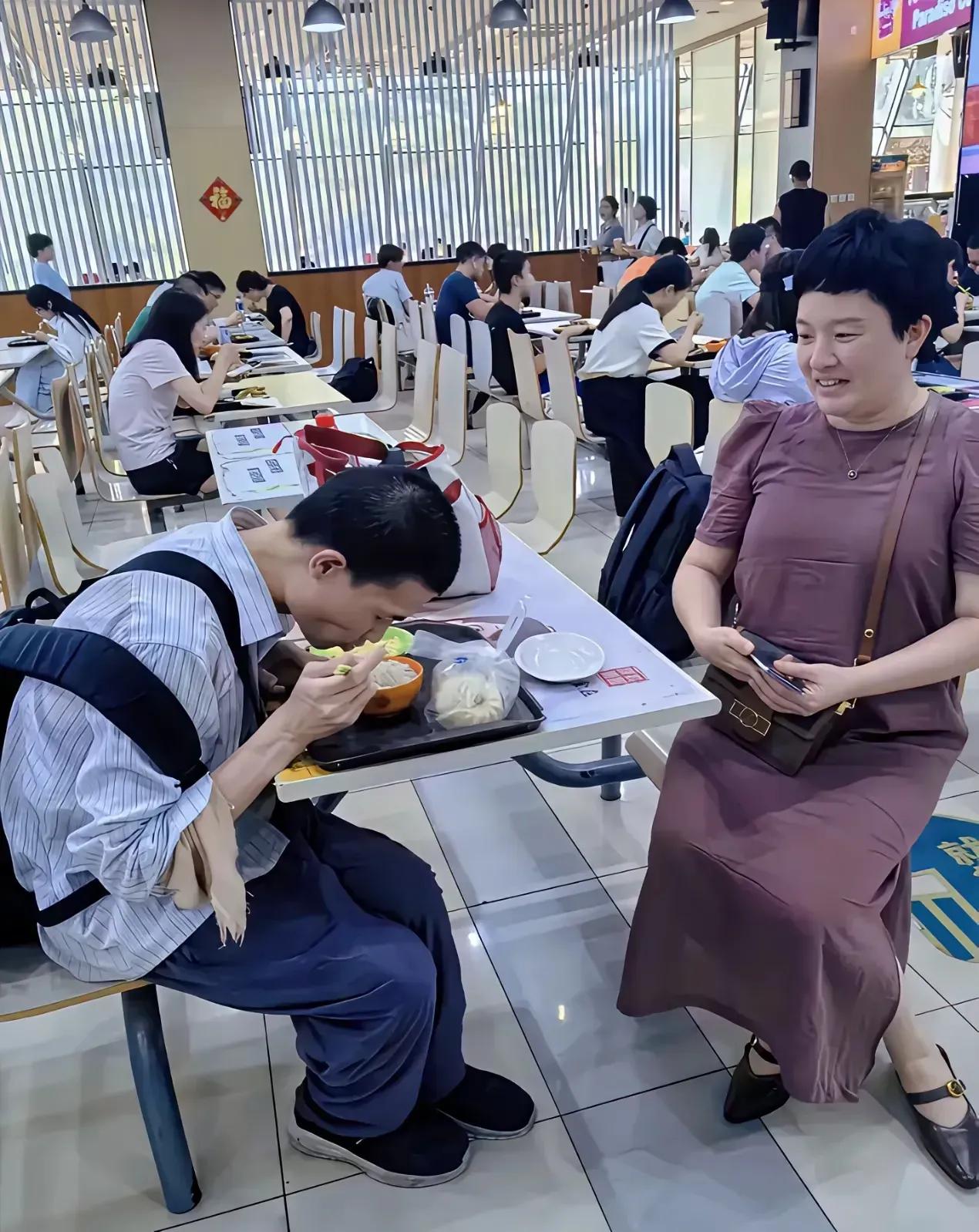 闷着头吃饭的样子，背着包，衣服袖口真有扫地僧的样子……
好消息：不少单位开始注意