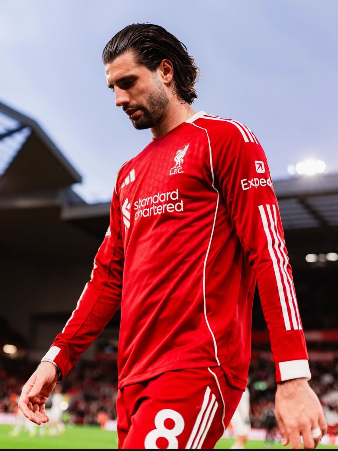 索博斯洛伊索博斯洛伊 眼窝被灯光打下逆光阴影 