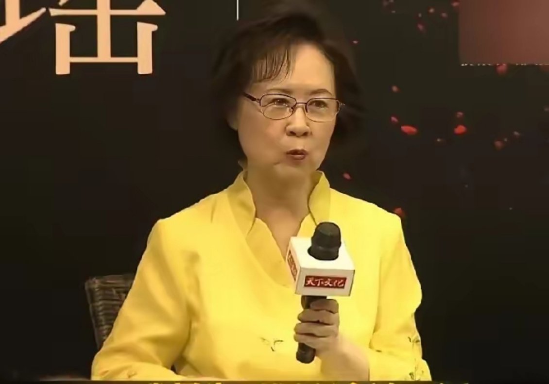 黄色的衣服，黄色的蝴蝶，惊人的相似！5年前，琼瑶身穿黄色的衣服，畅谈生死，她的眼