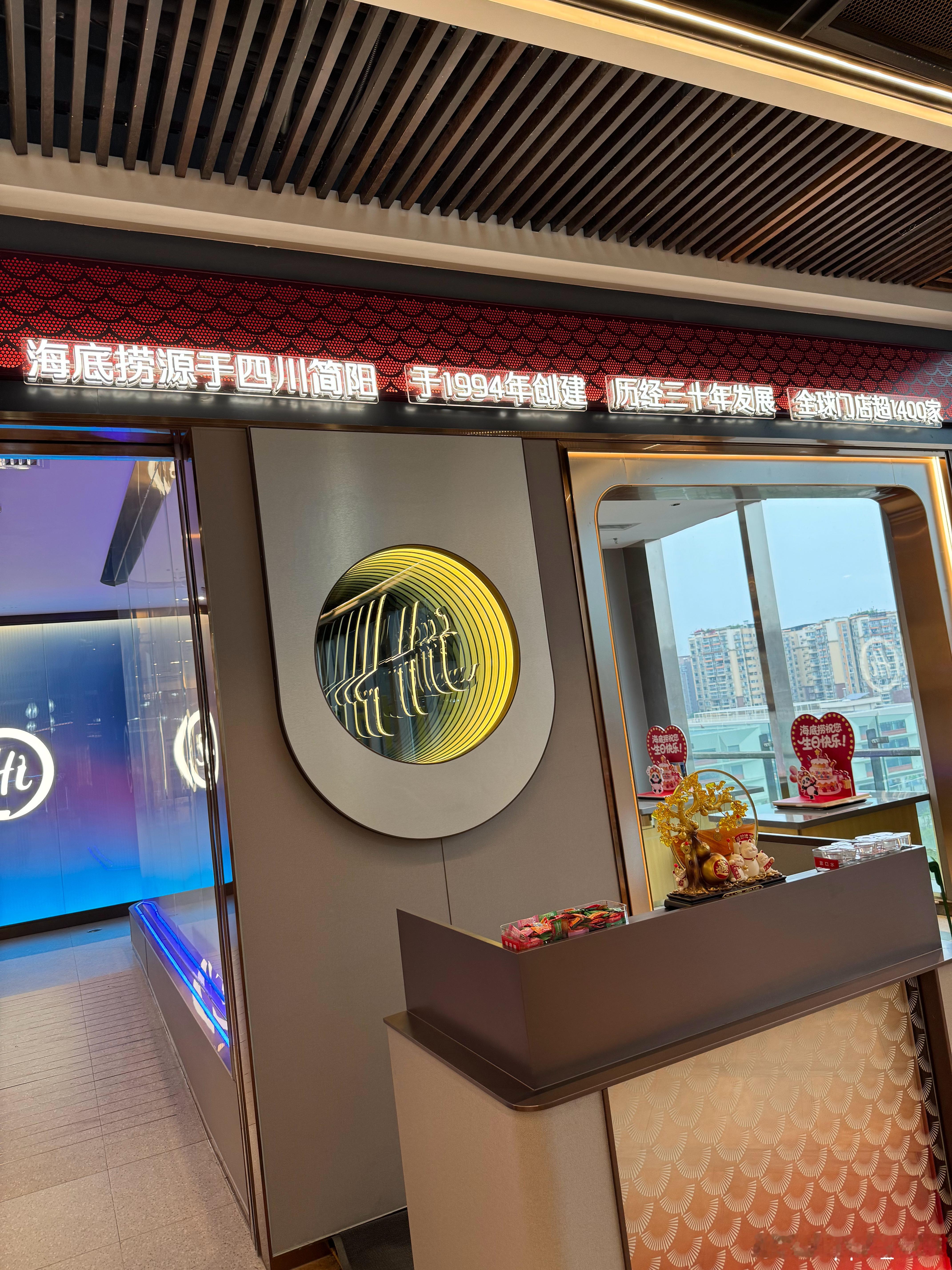 很多人总比较重庆火锅和四川火锅哪个好吃，对我来说可能是重庆更浓郁，火锅店氛围更好