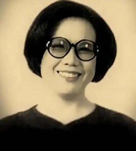 1942年，著名女作家沉樱正怀3胎时，得知丈夫把全部家当了3万块，拿去给戏子赎身