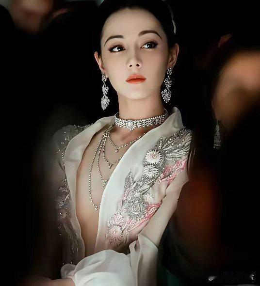 娜扎这次拍照没有捂胸口，有人说这是因为她脖子上的项链太漂亮，故意要露出来。​有可