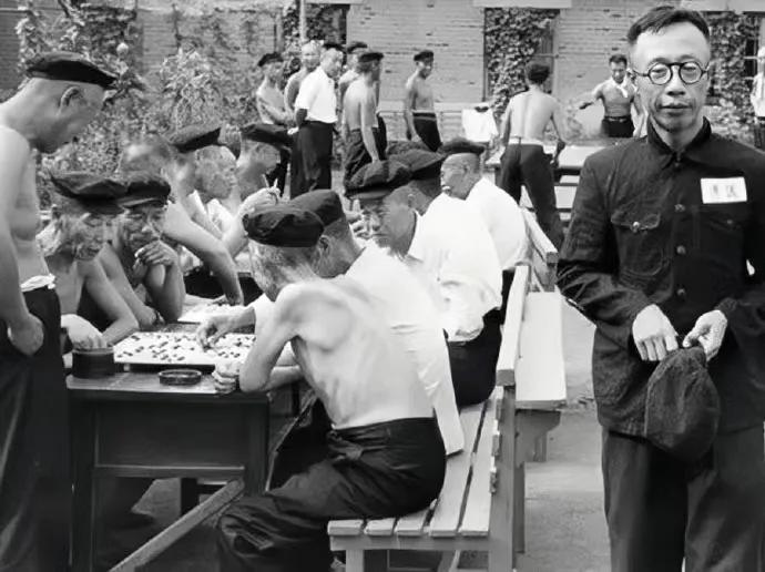 今天是小暑节气，“小暑大暑，上蒸下煮”，也是七七卢沟桥事变86周年，注意防暑降温