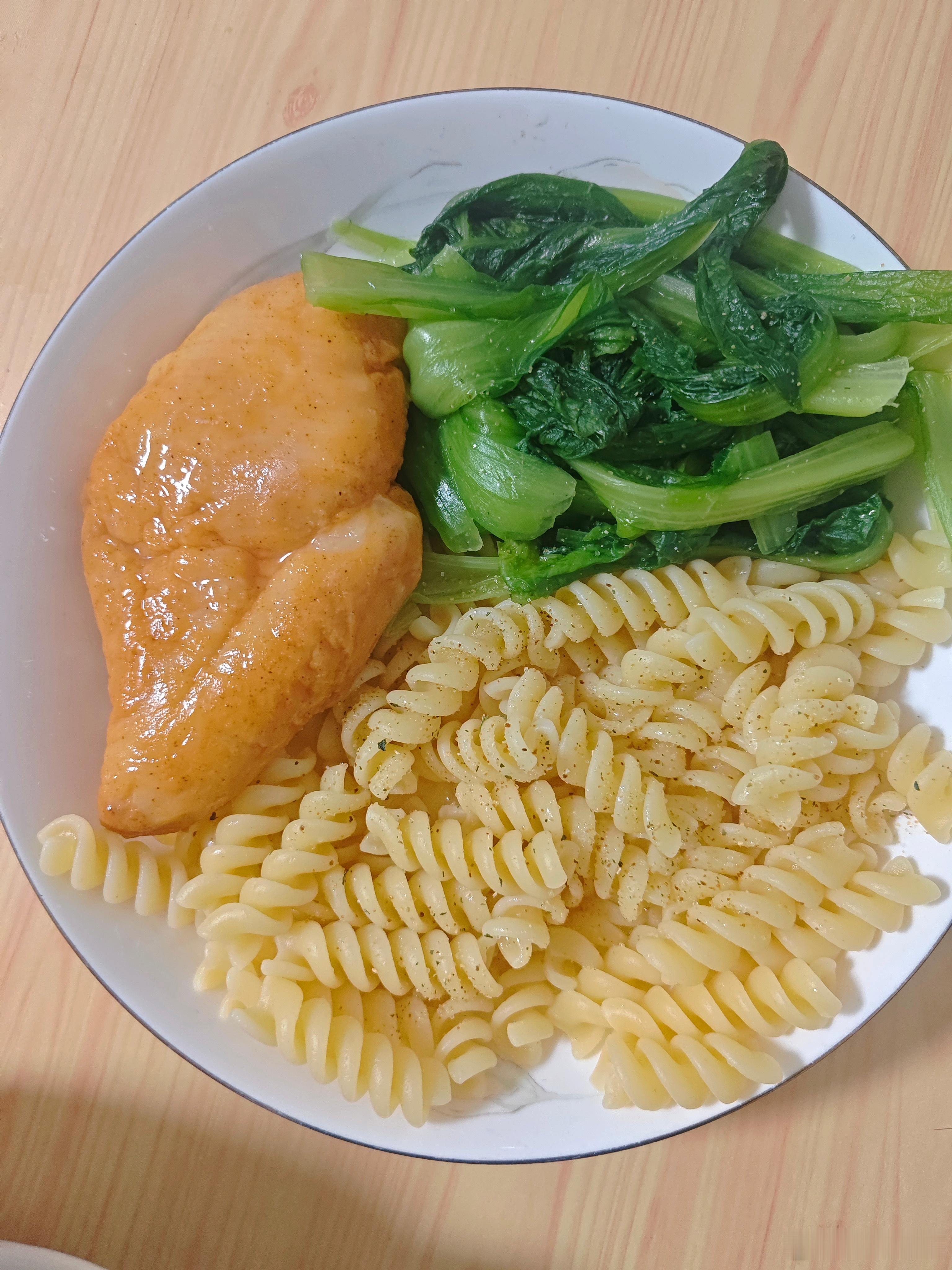 开始吃饭，煮了意面，今天意面是螺型的烫了点青菜加一块即食鸡胸肉周四休息日不锻炼，
