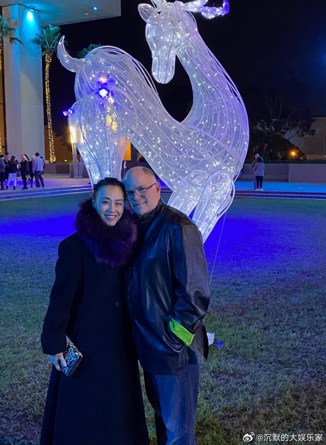 邬君梅迎来60岁生日，独自在美国庆生的她发文公开了外籍老公奥斯卡病逝的消息。奥斯