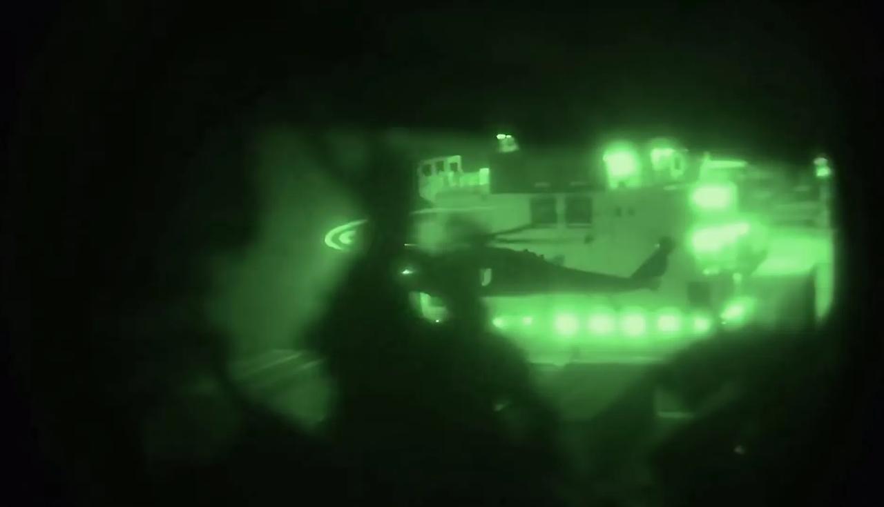 美国海军“斯普鲁恩斯”号驱逐舰用舰炮打坏伊朗集装箱船“托斯卡”（Touska）号