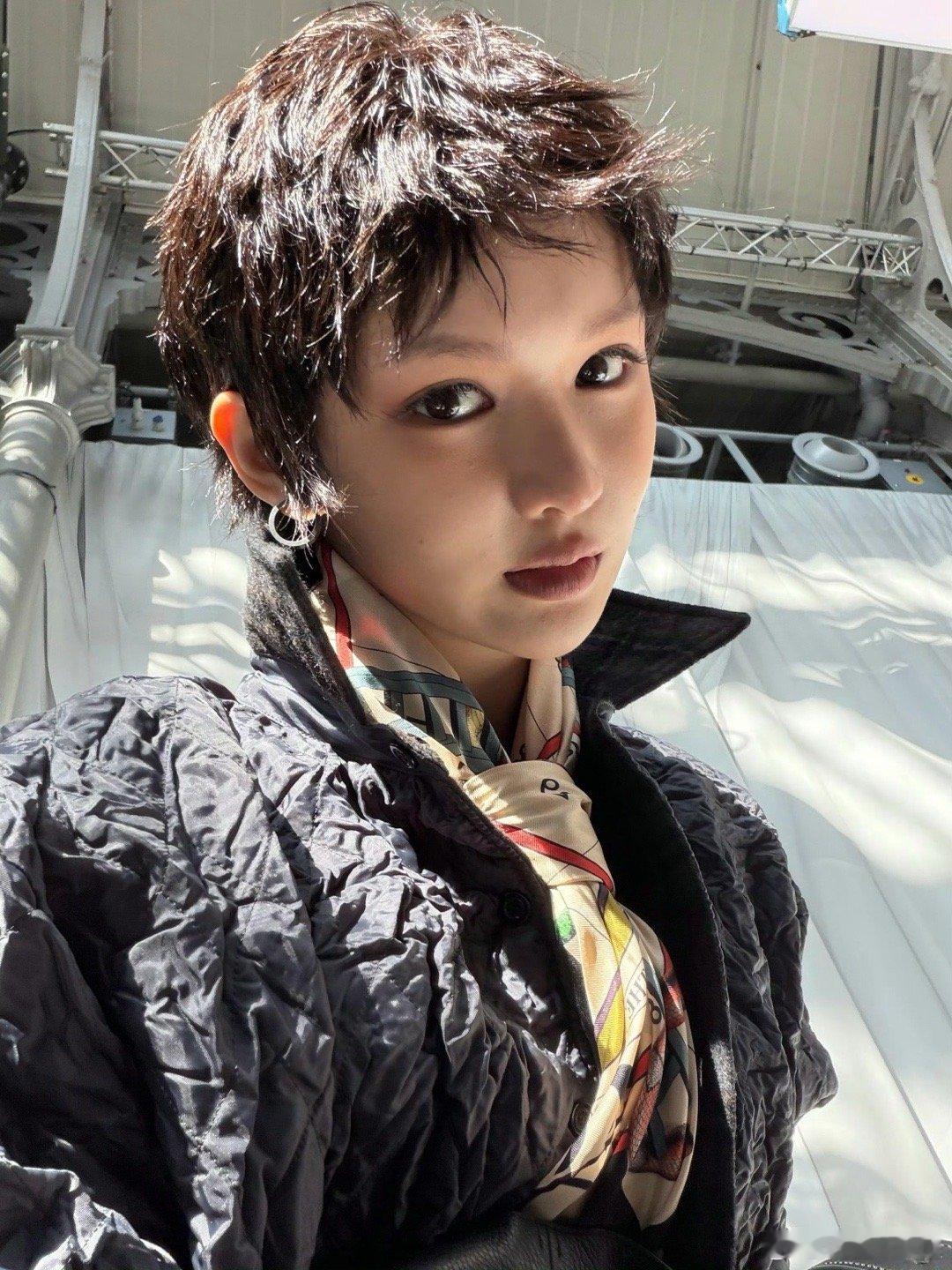 眼看着周子玄一步步黑化成恶女 今年首次受邀参加巴黎时装周 的，简直美的毫不费力～