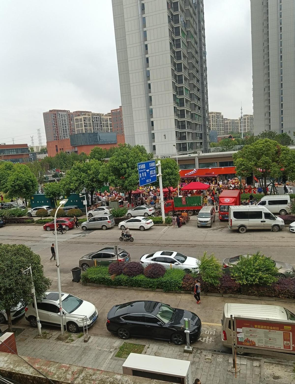 开盘当天，218套房卖光，不是靠样板间，是靠一张家门口的超市购物卡。
万科不光卖