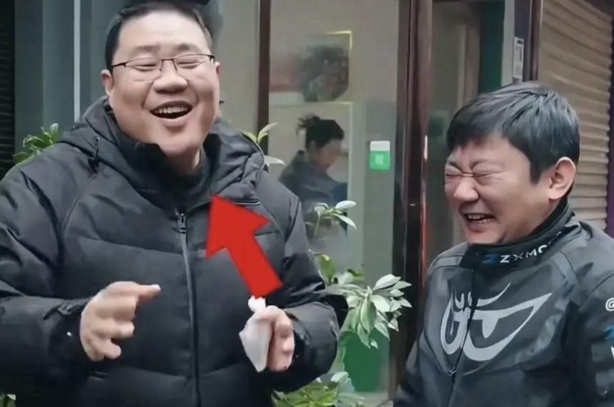 董路批记者：拍了一个片子就想当张雪一辈子恩人？张雪：他没要过回报近日，张雪机车创
