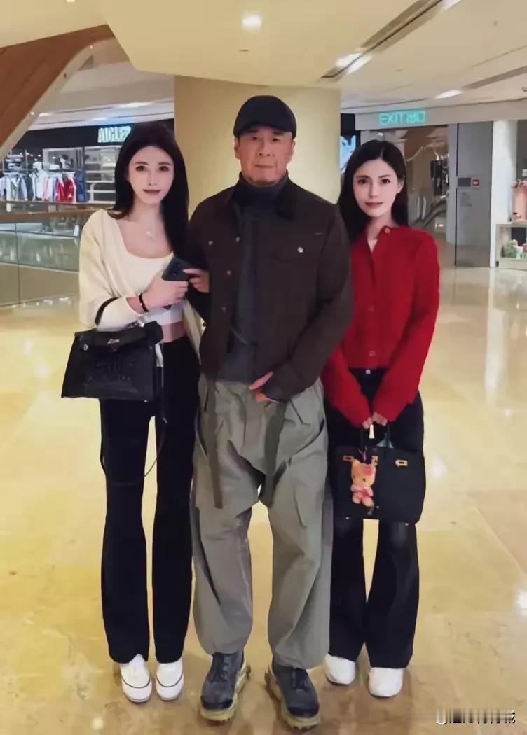 很佩服杨坤的衣着打扮，不畏世人品评，还真的是一条汉子！这衣服和状态绝对是《无所谓