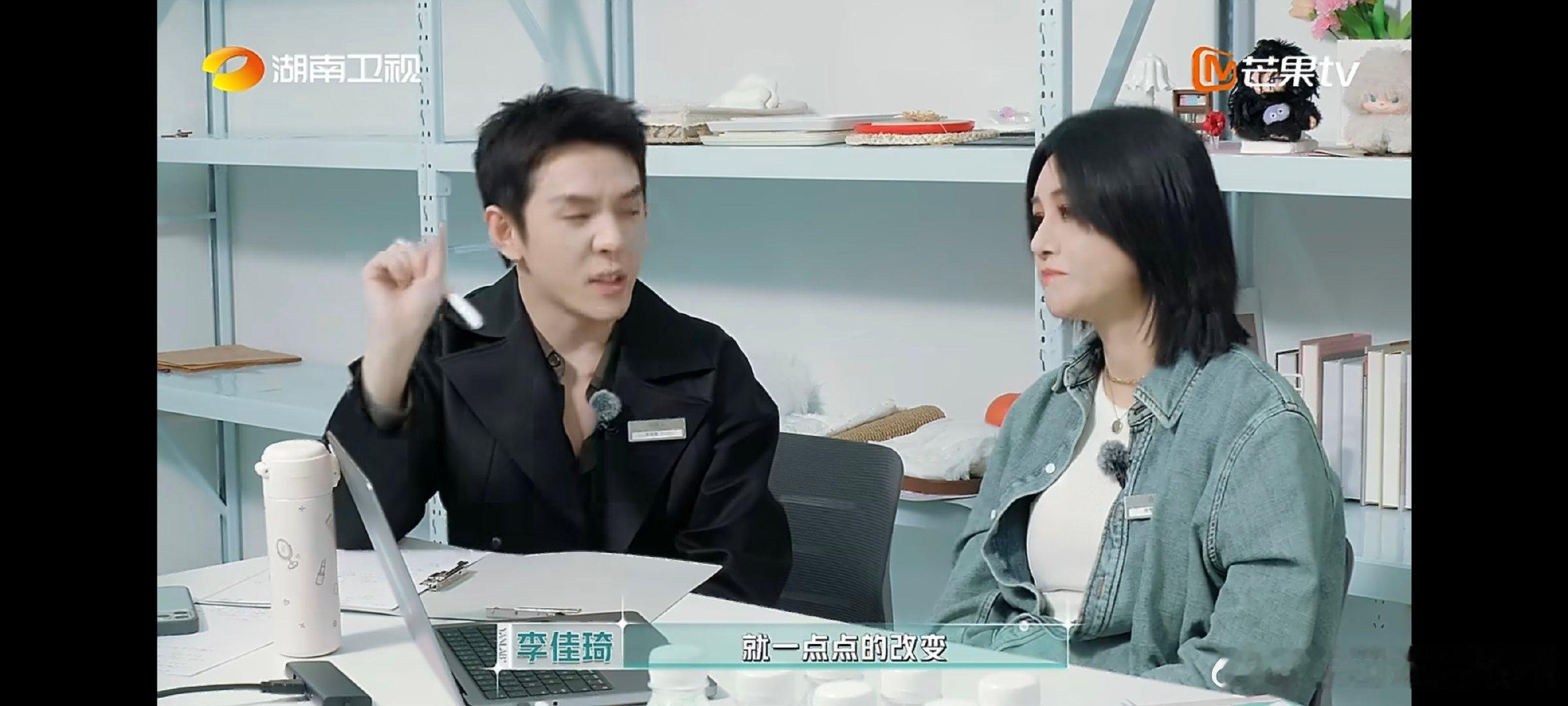 尚雯婕尚雯婕看李佳琦时眼里有光认真观摩候选人林可雯整场直播全程丝毫没有走神专注度