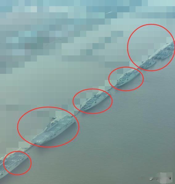 网上出现了，在中国一处港口内，同时停靠了十多艘中国海军075两栖攻击舰，071船