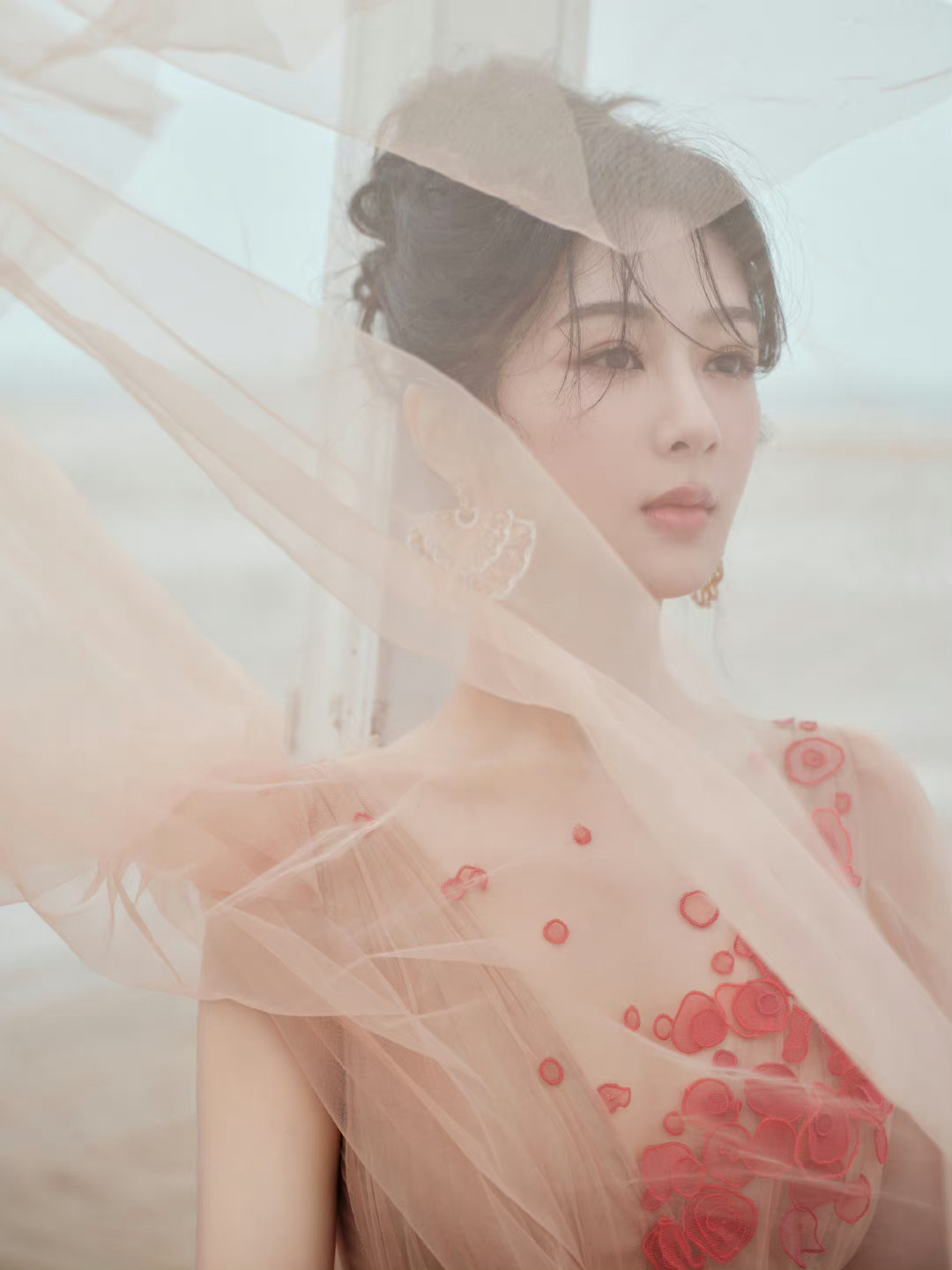 yz#杨紫黄梓瑕# “想看着你在大荧幕是真的，想看着你被众人皆知也是真的，但这一