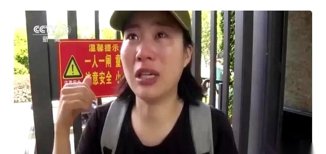 困了三天三夜，抱着刚退烧的7个月大奶娃，拽着腿脚不便的婆婆。
好不容易跨上救援的