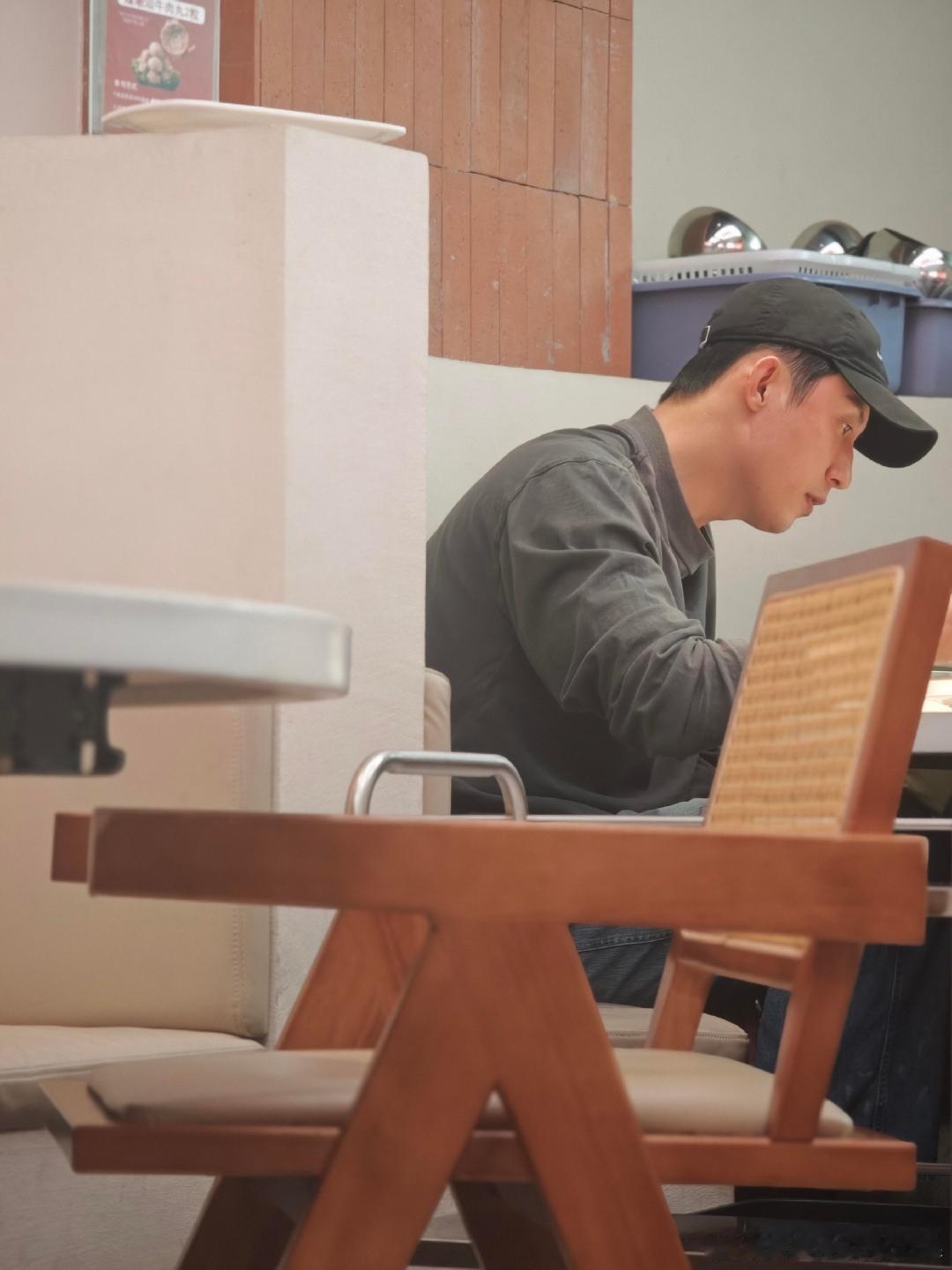 偶遇黄景瑜吃火锅网友偶遇黄景瑜吃火锅，让我也偶遇一回吧。吃火锅偶遇黄景瑜