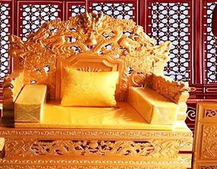 皇帝早没了，每天几万游客逛故宫，可太和殿那张龙椅，至今没人敢去坐。你说奇怪不？当