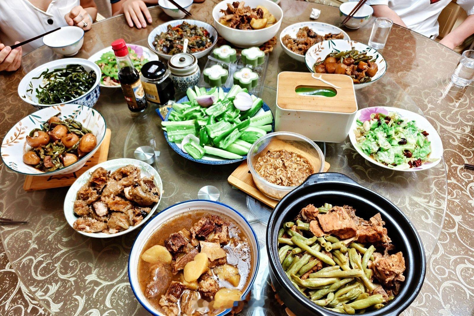 桌上所有的蔬菜都是老头老太太自己种的，茄子、土豆、豆角、包菜、辣椒、洋葱等等（海