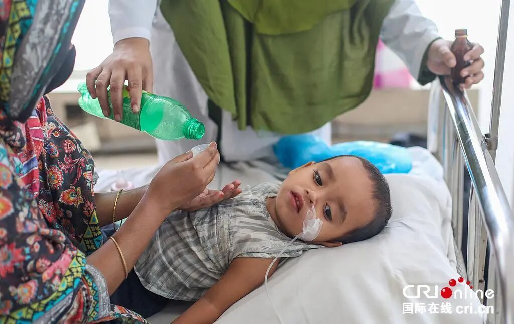 【#孟加拉国暴发严重麻疹疫情#】#孟加拉国麻疹疫情超100名儿童死亡#近期，孟加