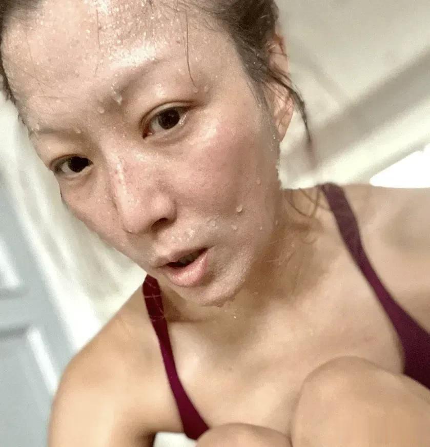 郑秀文真的是太瘦了，不可否认，郑秀文非常自律，天天健身，但感觉努力错了方向，至少