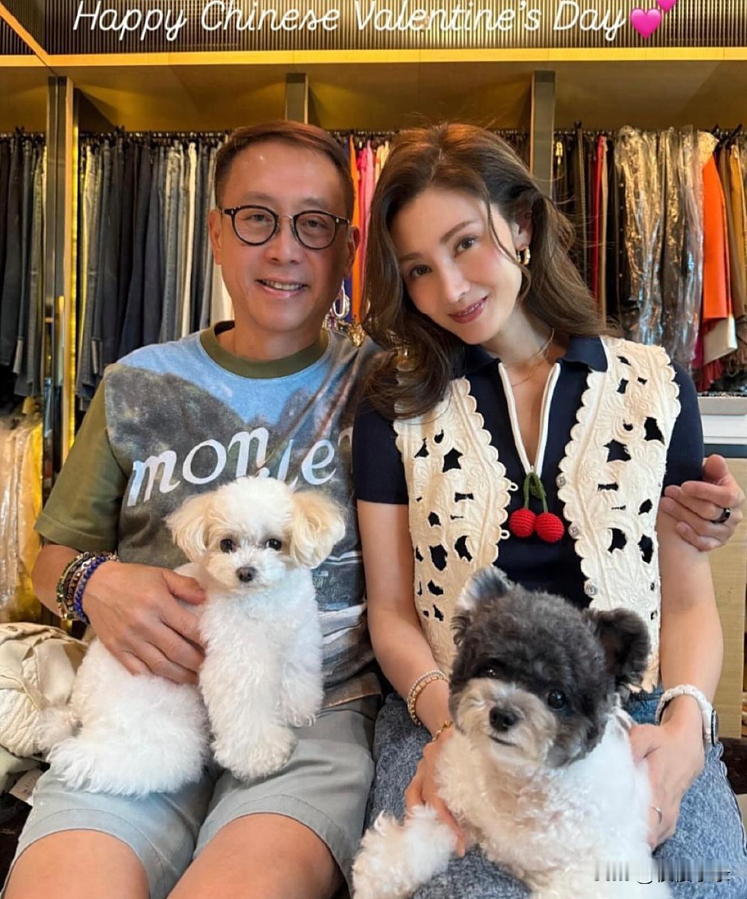 55岁李嘉欣和老公许晋亨一起庆祝七夕节，夫妻俩各抱着一只小狗，看起来好恩爱！因为