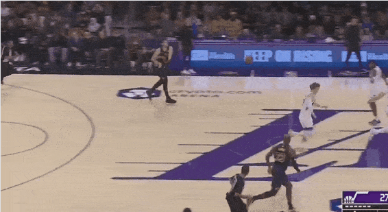 大局观！詹姆斯反击送出精彩妙传！
在今天NBA常规赛湖人对阵爵士的比赛第一节比赛