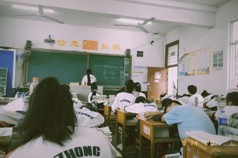秋季开学前几天，老师们最为关注的并且议论最多的就是学校领导的调整变动了。某校长今