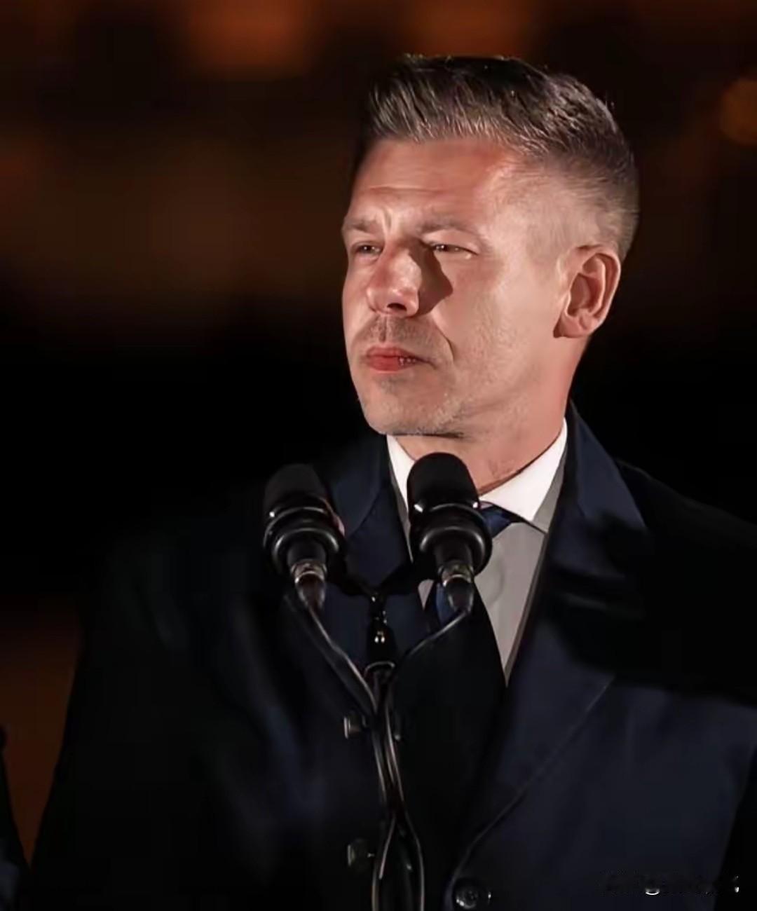 匈牙利新当选总理彼得·马扎尔一当选就凸显了他的强硬。
他现在不仅仅要彻查欧尔班政