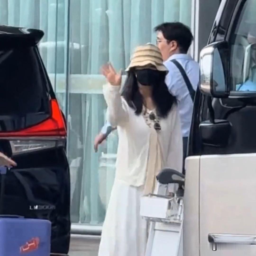 杨紫出发广州机场之行白玉兰封后首秀引热潮
7月3日，一则消息在网络上迅速掀起波澜