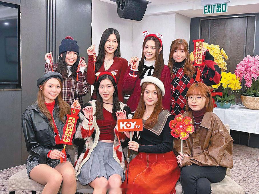 即时娱乐新闻   娱乐圈   乐坛  「 Lolly Talk  到各成員家拜年