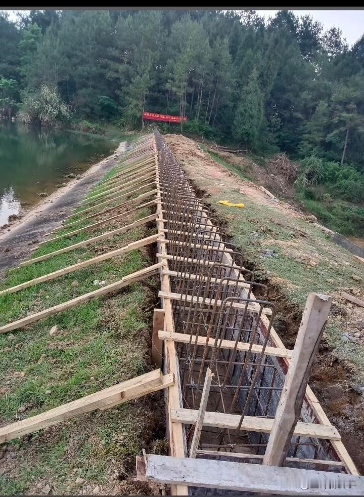 吸取教训，水库加固中……