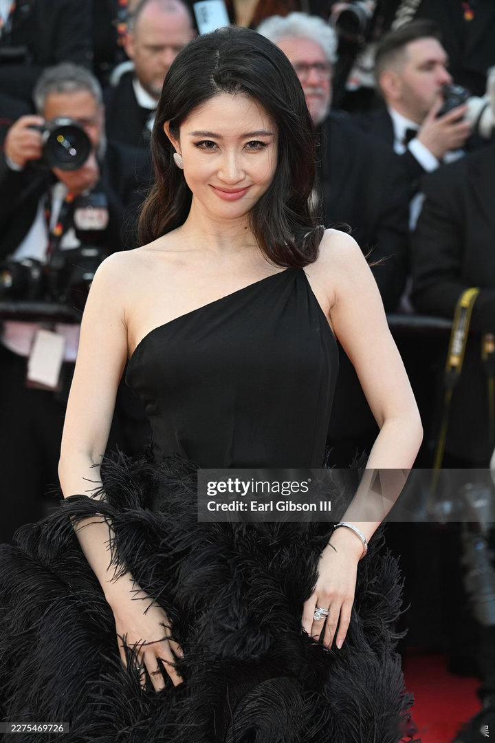张大碗子戛纳红毯💎中国女影人闪耀戛纳，斜肩黑裙冷艳大气，从容谈吐与优雅姿态，尽