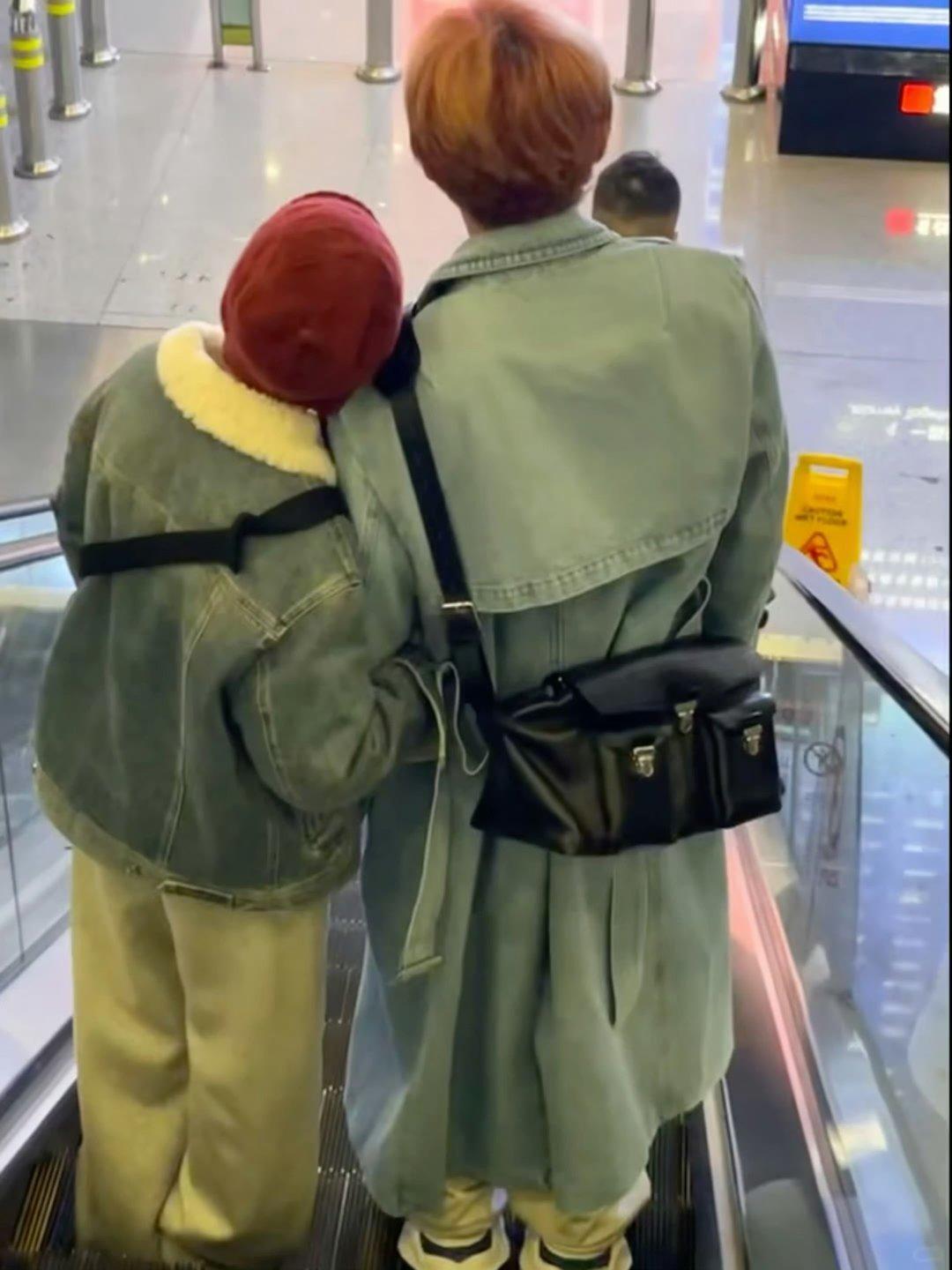 网友偶遇杨丞琳头靠李荣浩肩上网友偶遇杨丞琳头靠李荣浩肩上 