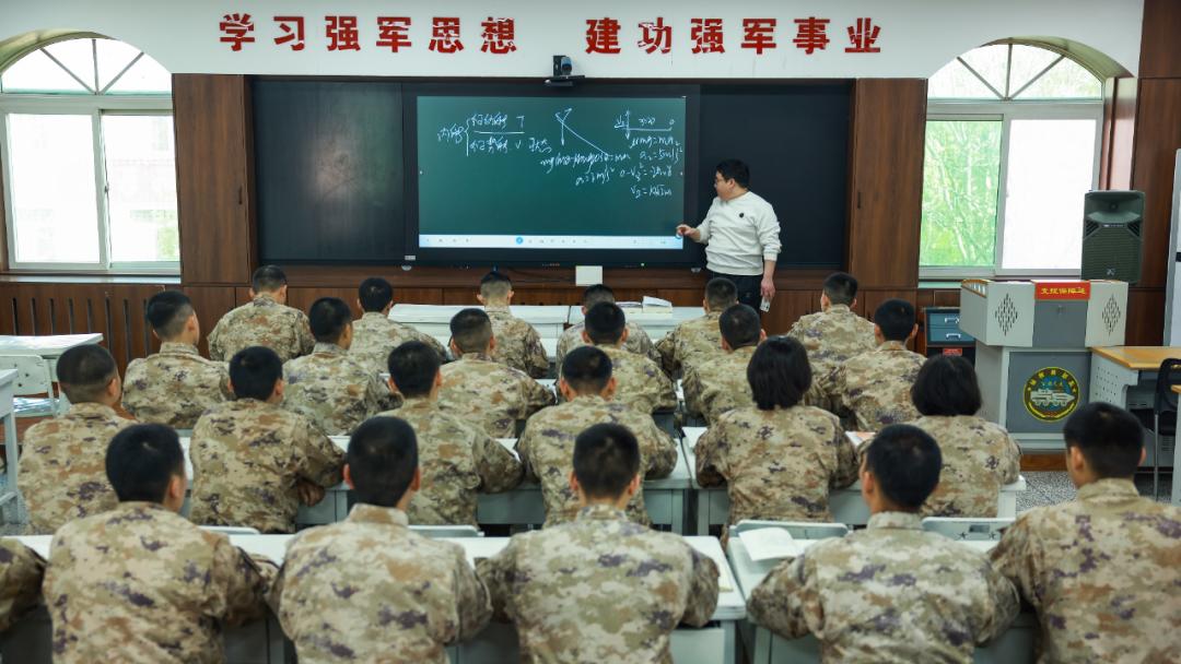 报考军官可以享受“军改士”考学政策。如果你报考生长军官院校未被录取。可以选择了“