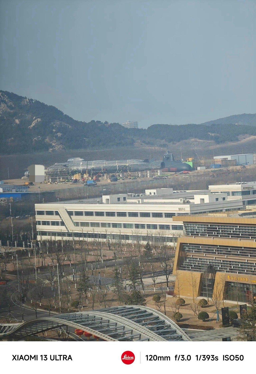 🔻为什么说这个潜艇一眼假呢。🔻场地不对，造船厂起码是硬质地面，得有龙门吊，门