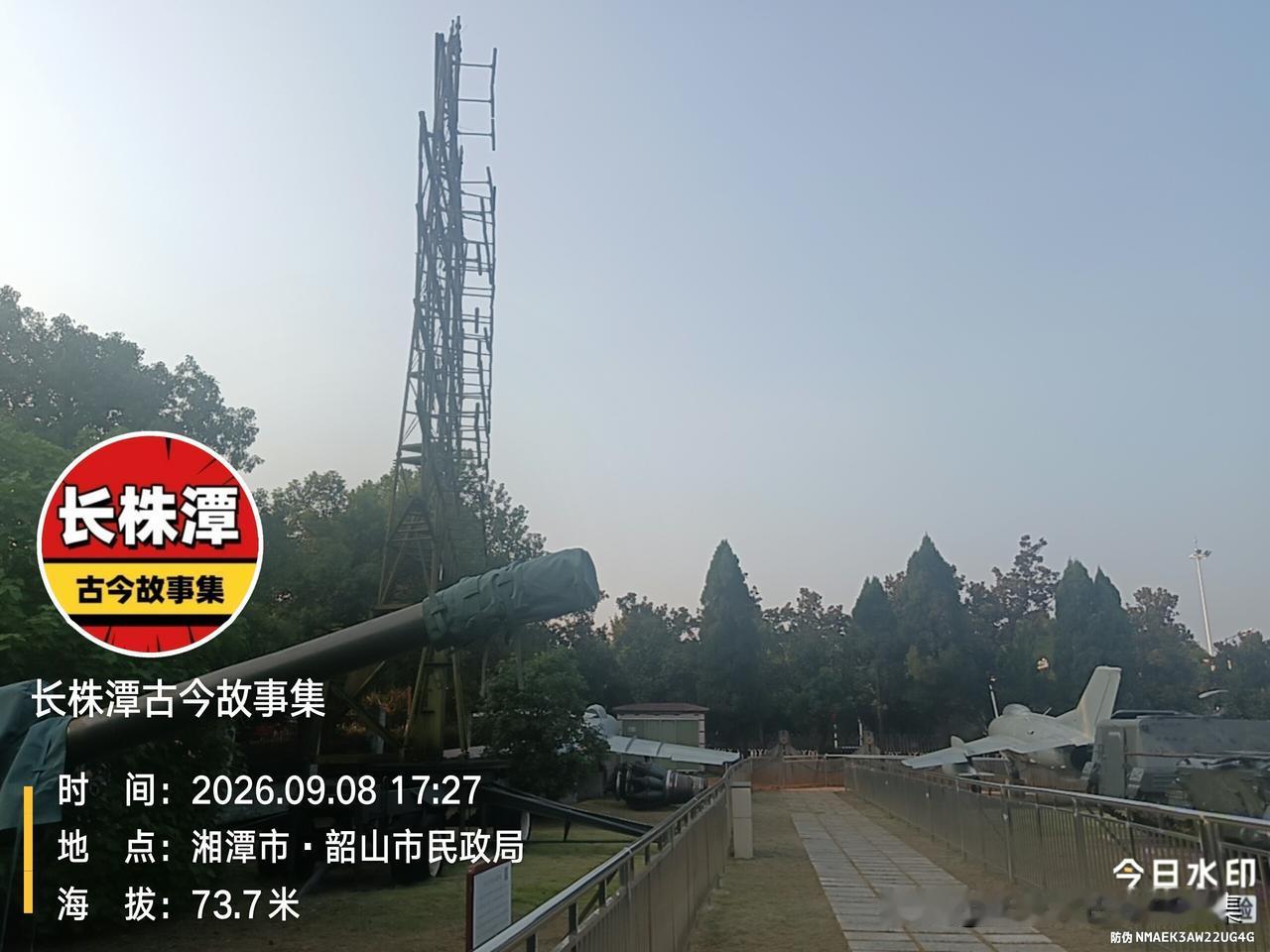 韶山这里有大炮看 在韶山的烈士陵园这里有一些退役了的大炮等武器，这个烈士陵园我是