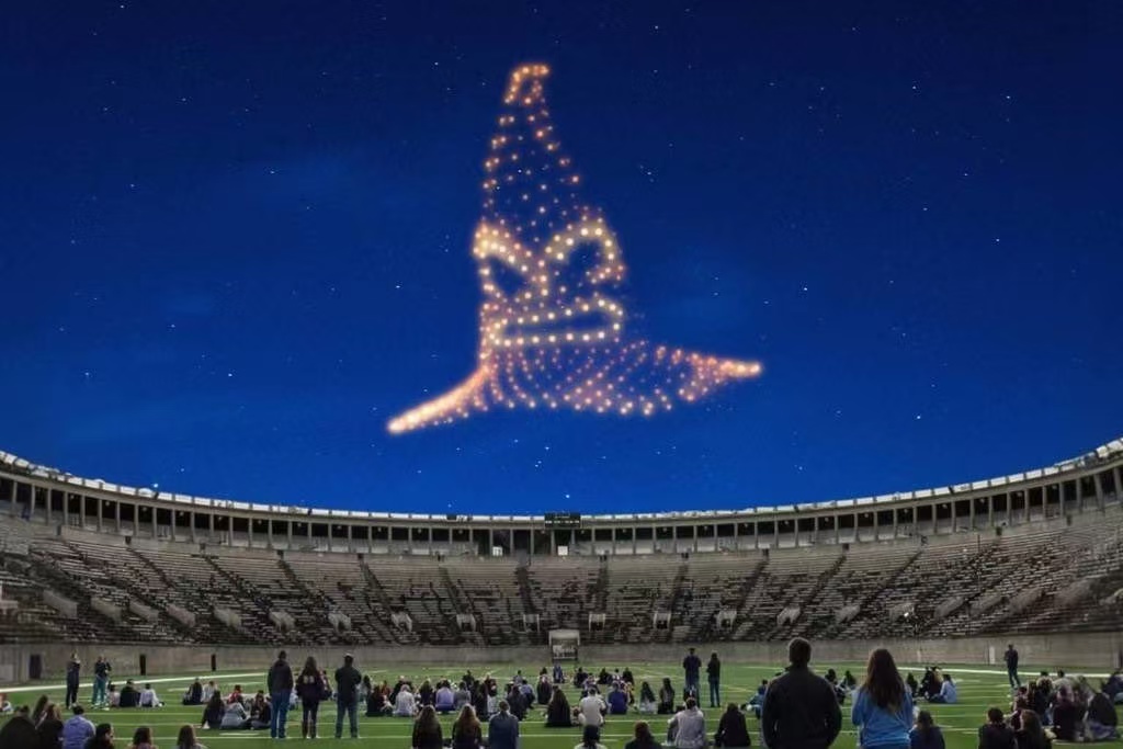 为庆祝《哈利·波特》第一部电影上映25周年，华纳兄弟联合Feve 将推出无人机艺