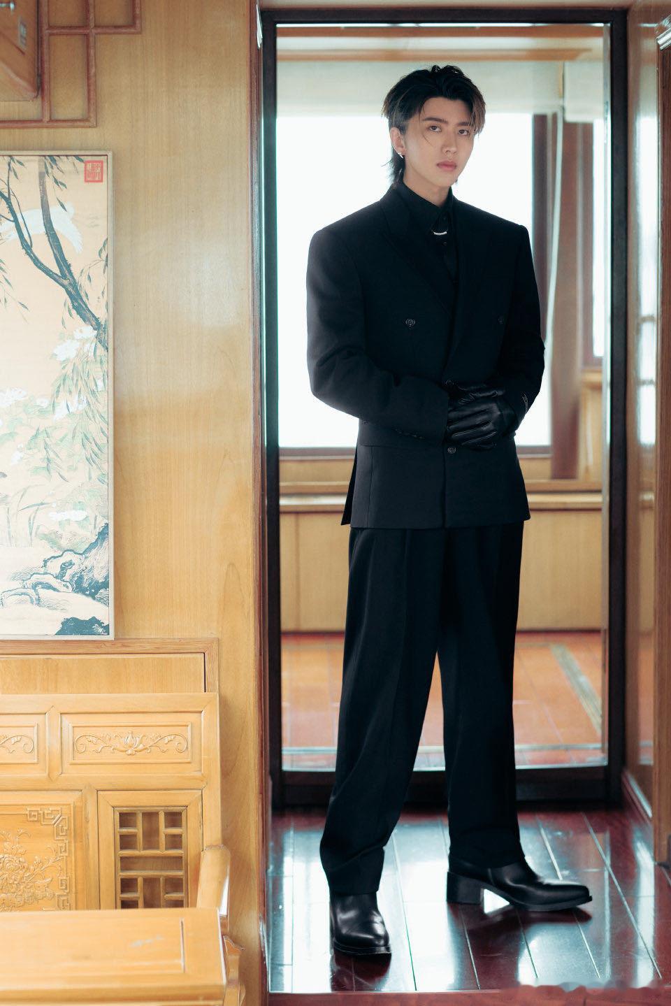 蔡徐坤早知道耳返烂在耳朵里蔡徐坤秋衣塞裤子里也能很性感 蔡徐坤听见台下喊话立刻走