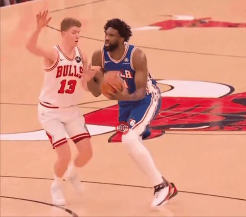 恩比德这个造犯规属实难崩nba