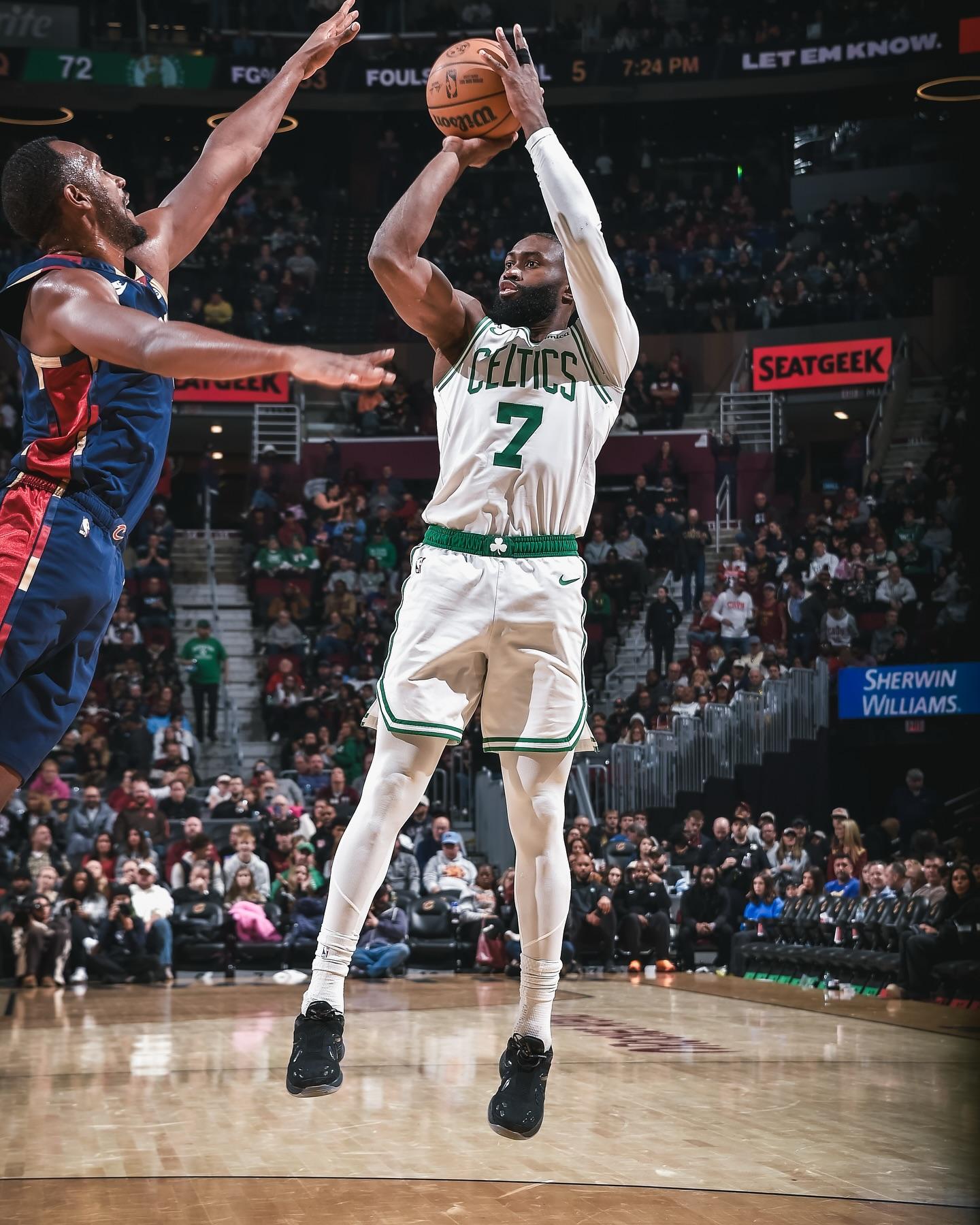 不容小觑！凯尔特人官方晒球员赛场照庆祝球队战胜骑士