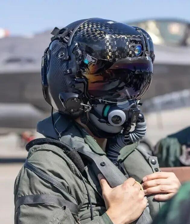 世界最贵的头盔是美国战斗机 F-35 的飞行员头盔，价值40万美元一个（约人民币