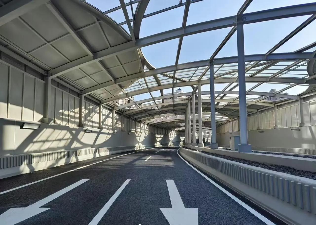 福田罗湖不堵了！春风隧道今12点终于通车！
深圳春风隧道限高3.5米，仅供9座以