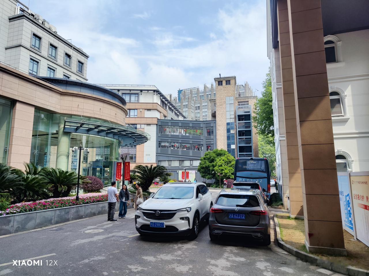 造影毕后再加做增强C丅和磁共振。导致动静脉篓的原因是耳后一骨头长得长了，压迫血管