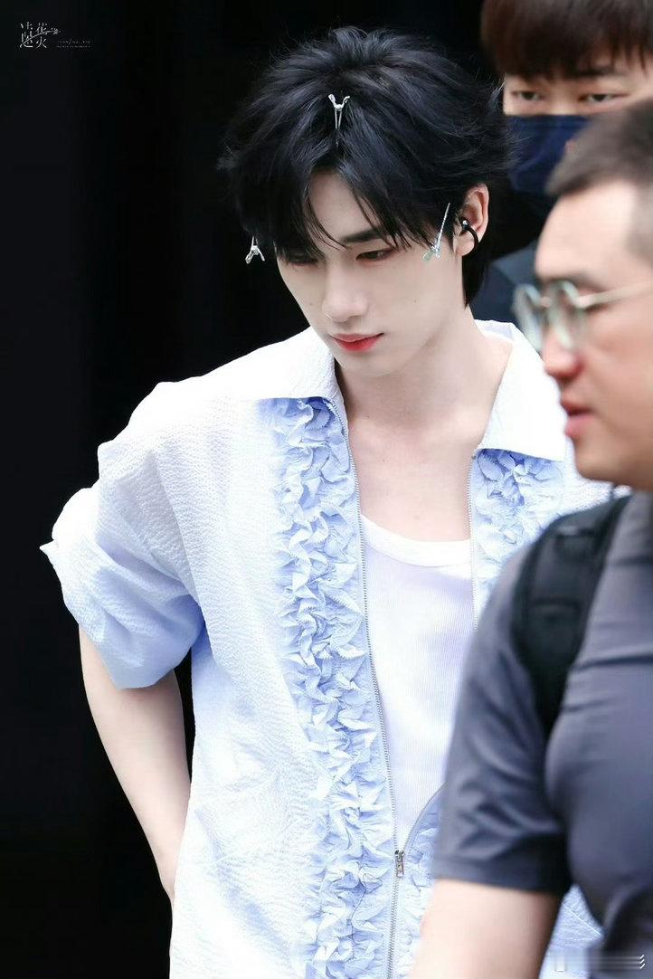 丁程鑫闭眼睛是要挨亲的你好星期六丁程鑫一闭上眼睛，氛围感瞬间拉满，温柔又让人心动