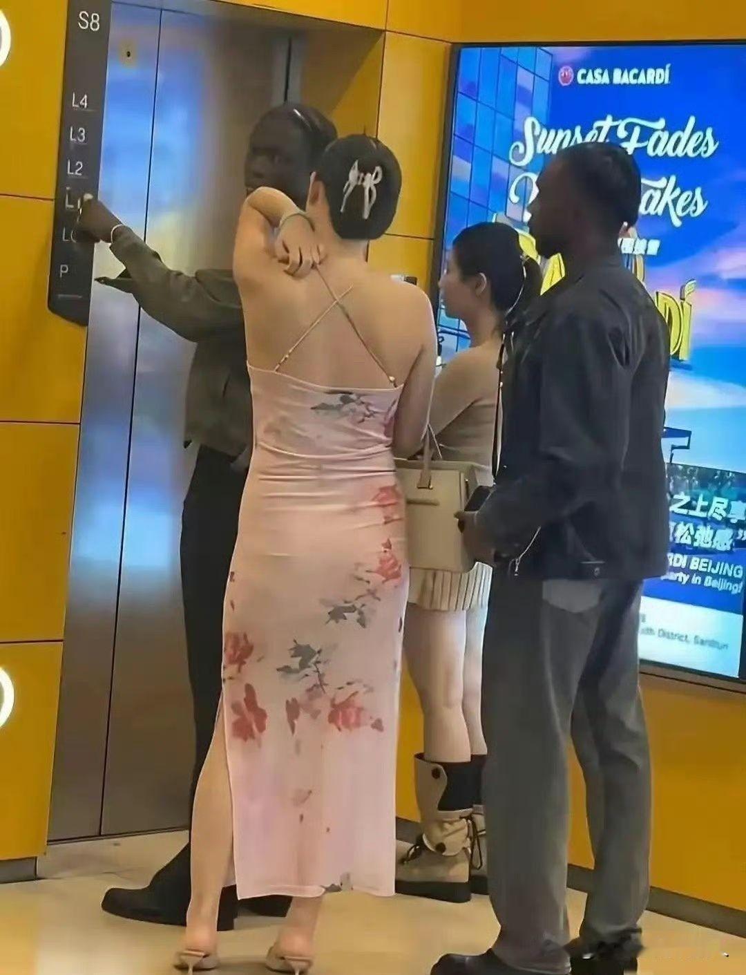 这些女的到底怎么想的？欧美把黑人当奴隶，印度把黑人当人才