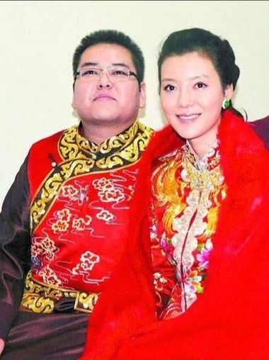 花5000万娶车晓，败光120亿的山西首富，如今成老赖 	 [吃瓜R]...