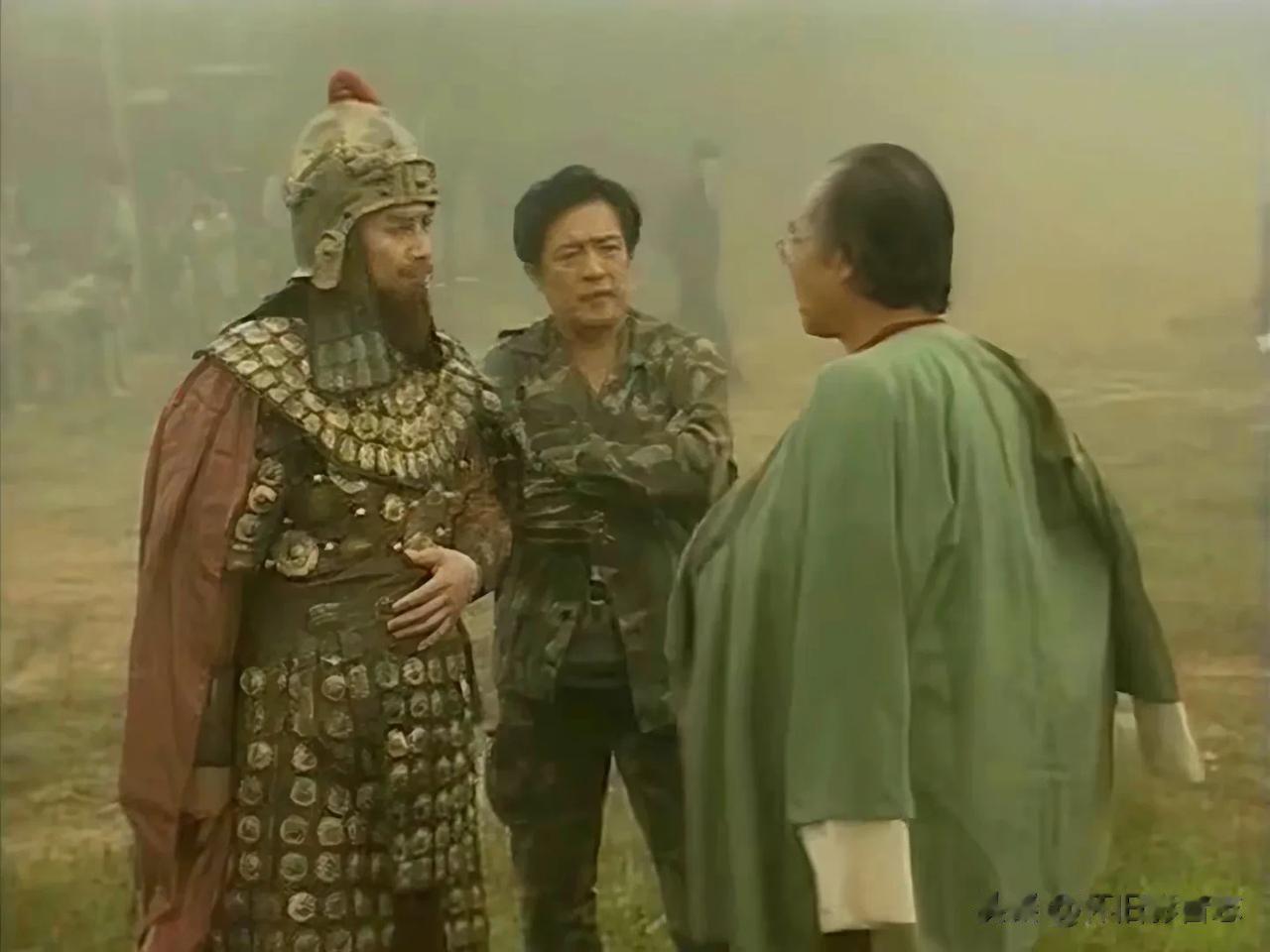 老版《三国演义》珍贵幕后拍摄花絮，当时正值夏季，扮演孙权的演员穿着厚厚的铠甲，看