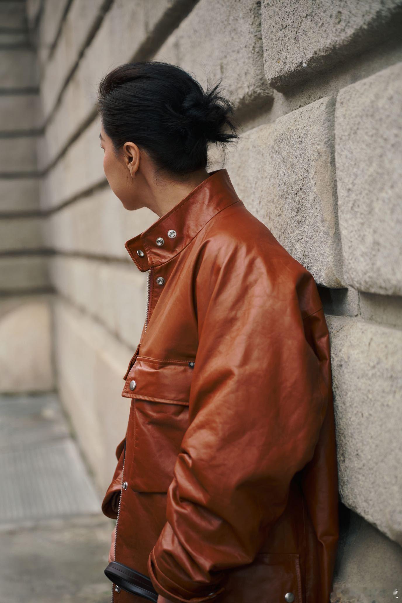 贾玲好A 贾玲米兰时装周看秀出发图太绝啦！干练的发型搭配简约穿搭，既有职场女性的