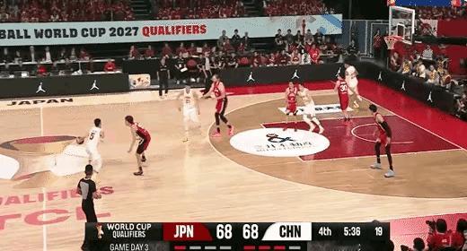 逆势而为！
胡金秋在内线强势统治，连续得分拉开分差！中国男篮73 - 68领先日